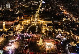 ​AFP përzgjedh sheshin “Skënderbej” si dekorimin më të bukur për Krishtlindje