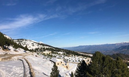 Dëbora e parë në malin e Tomorrit tërheq alpinistët në peizazhin e bardhë
